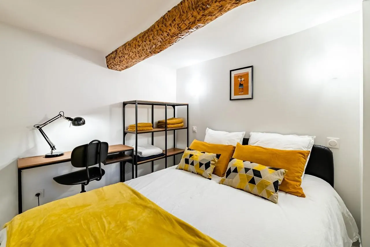 Roche : 3 Chambres,6 Personnes, Bien Equipe, Deco+ Toulon Lägenhet