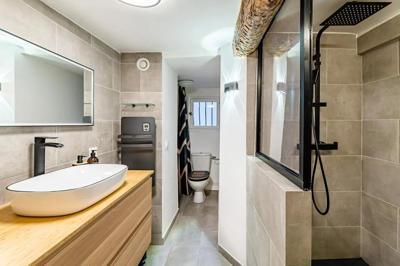 Roche : 3 Chambres,6 Personnes, Bien Equipe, Deco+ Toulon