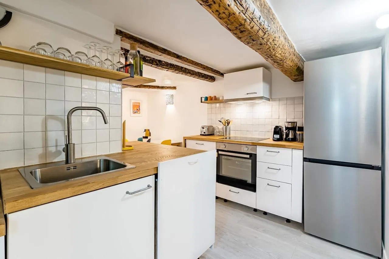 Roche : 3 Chambres,6 Personnes, Bien Equipe, Deco+ Toulon 0*,  France