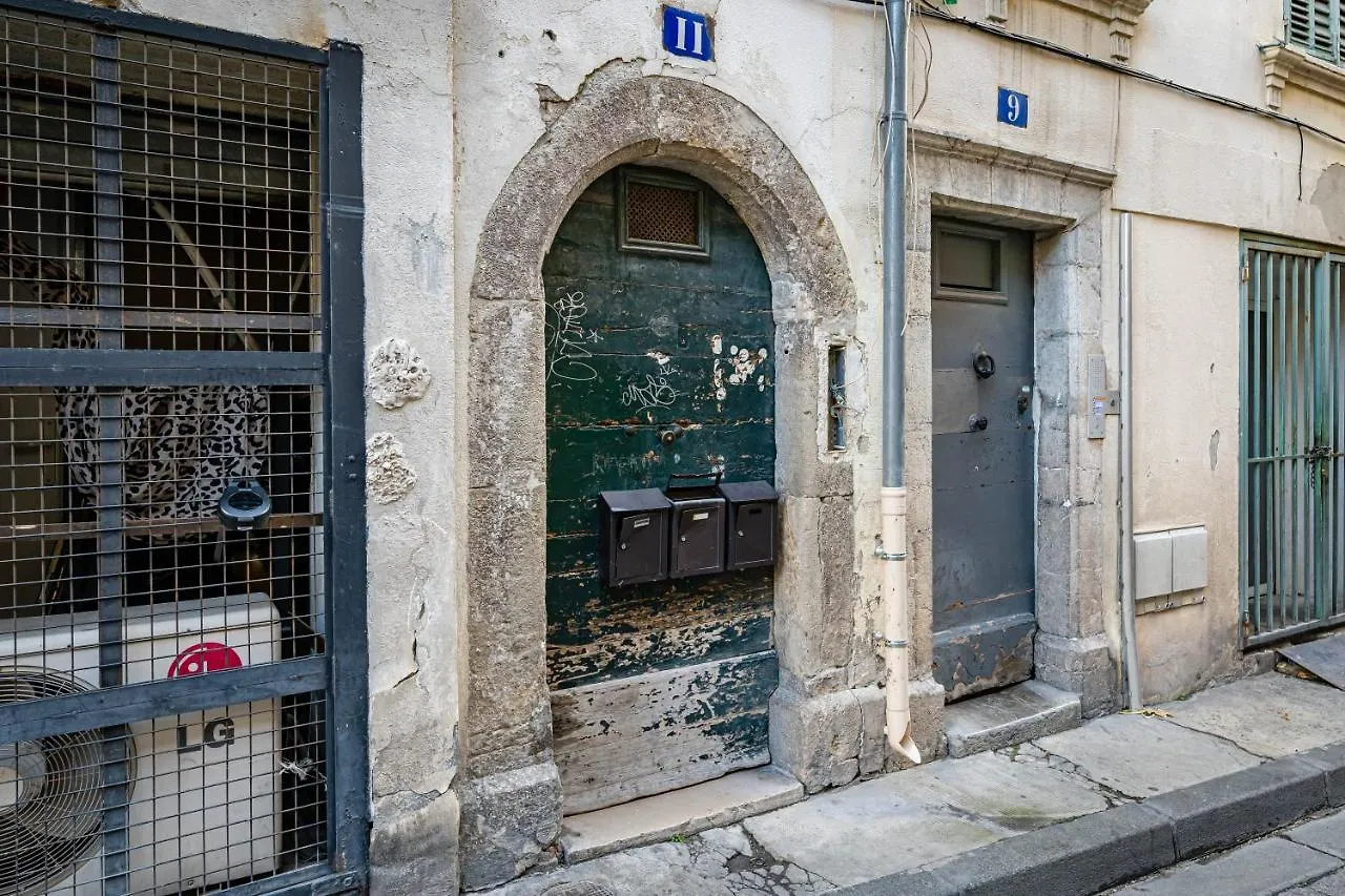 Apartment Roche : 3 Chambres,6 Personnes, Bien Equipe, Deco+ Toulon France